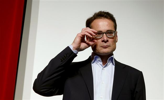 Swiss parliament shifts to right in vote dominated by migrant fears
