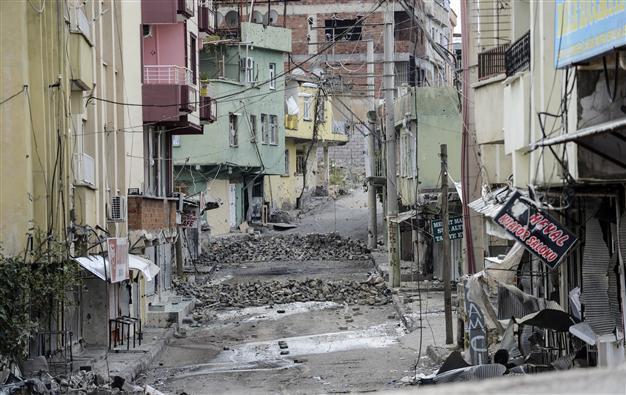 Thousands of residents flee Silvan amid ongoing conflict