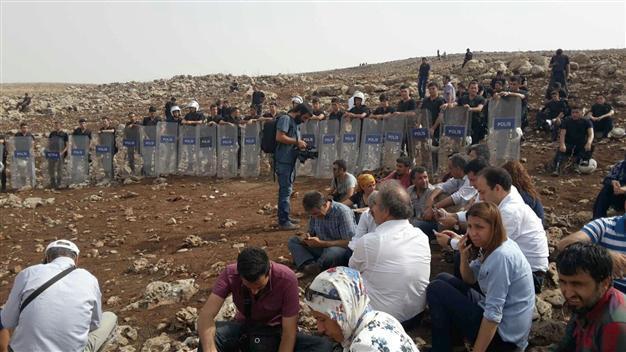 Turkish gov’t holds firm on Cizre curfew, deputies blocked by soldiers