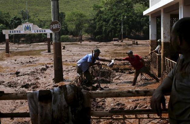 Two dozen missing in vast mudflow of Brazil mine disaster