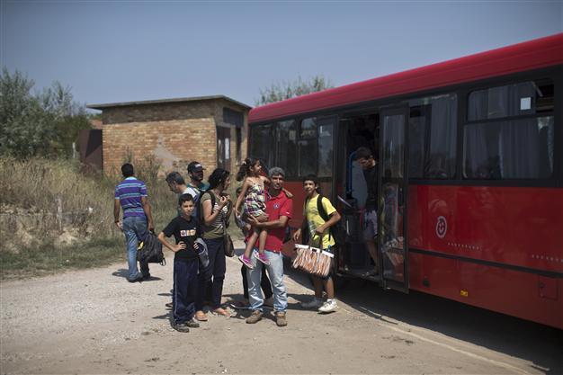 Migrants surge across Balkans to beat Hungarys razor fence
