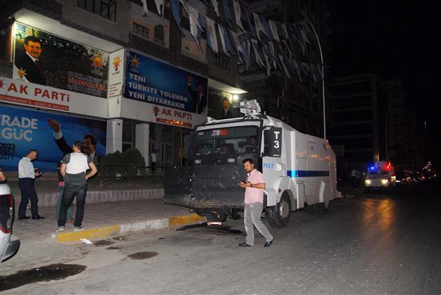One police officer wounded in bomb attack on AKP provincial HQ in Diyarbakır