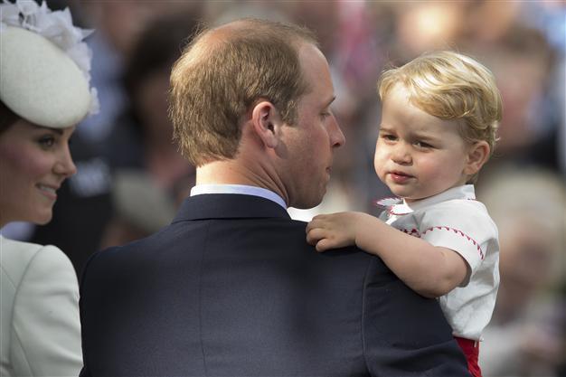Royals warn against paparazzi pictures of Prince George