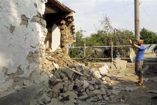 Civilians killed as fighting flares in eastern Ukraine