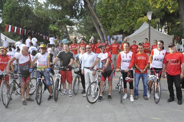 Cyclists pedal along fault line as Turkey marks 16th anniversary of quake
