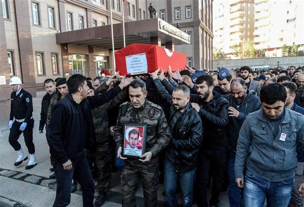 Policeman succumbs to wounds in southeast Turkey