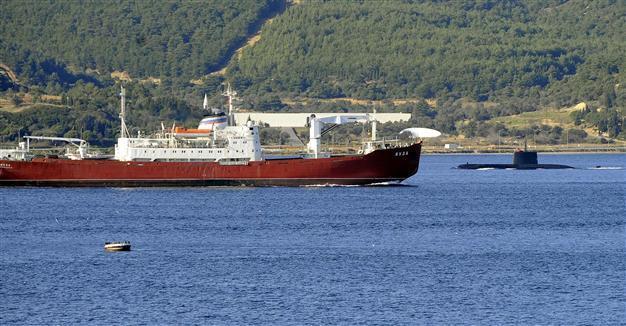 Russian navy ship encounters Turkish submarine passing through the Dardanelles