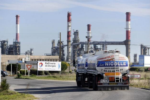 OPEC sees non-cartel oil supply falling in 2016