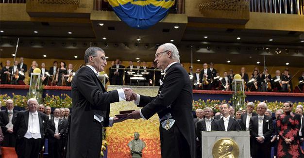 Nobel laureate Aziz Sancar receives his award