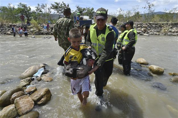 Colombia, Venezuela recall ambassadors amid border tension