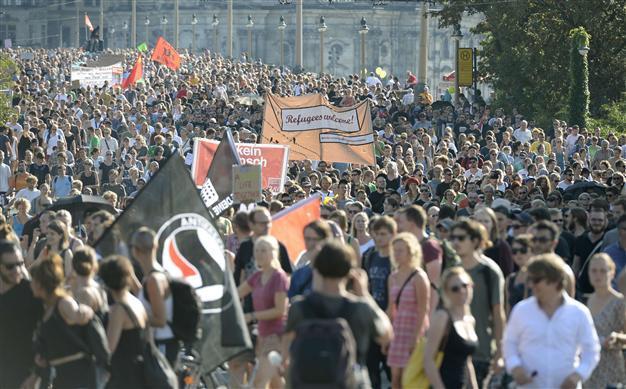 Thousands welcome refugees to Germany at Dresden rally