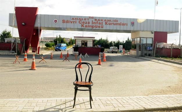 ‘Guards of hope’ support arrested Turkish journalists at gates of Istanbul prison