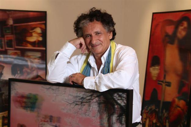 Turkish artist Bedri Baykam holds protest for Palestinian poet