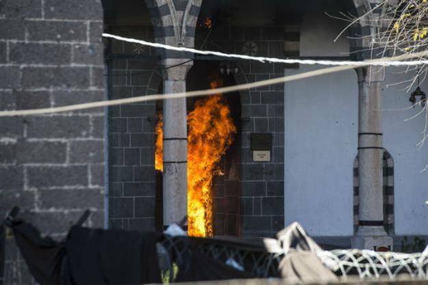 Historic mosque near Tahir Elçi murder scene set on fire