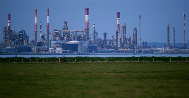 Brent oil hits 11-year low as oil extends slide on glut worries