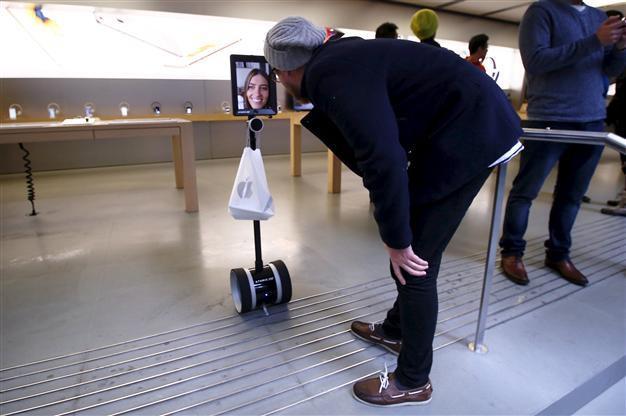 Aussie woman sends robot to queue for new iPhone