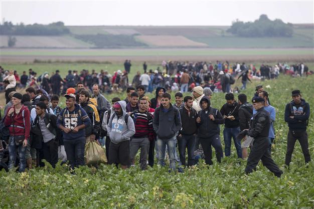 Croatia, Serbia trade barbs as Hungary builds new migrant barrier