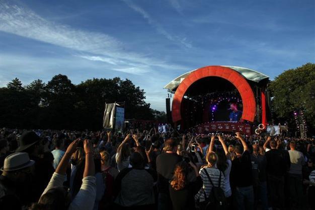 Pop stars, world leaders rally to end poverty