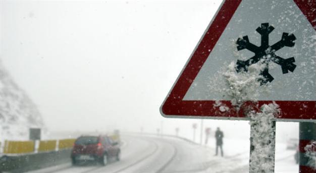Heavy snowfall halts daily life across Turkey