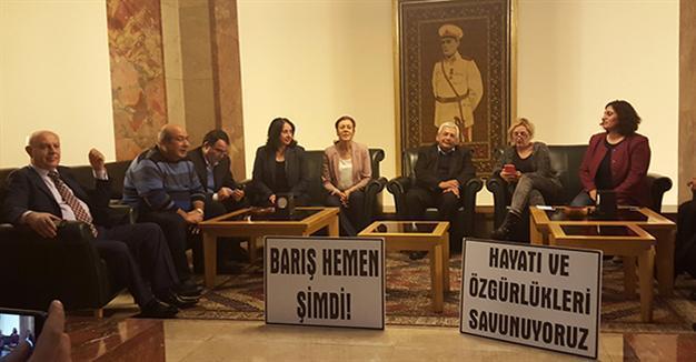 Former CHP, HDP deputies stage sit-in protest against violence in southeastern Turkey