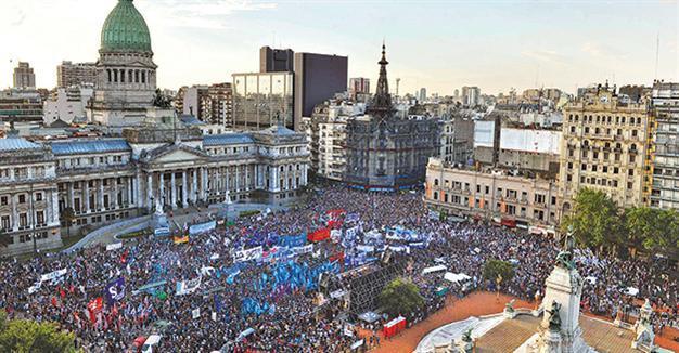 Mass protest one week after Argentina’s Macri takes office