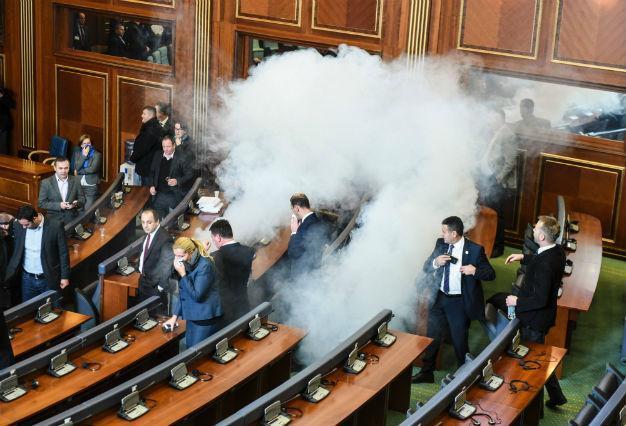 Teargased Kosovo lawmakers adopt 2016 budget