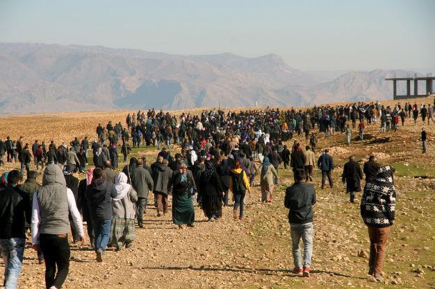 Thousands march to reach southeastern town under curfew