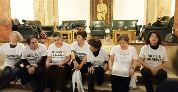 Women stage sit-in for peace at Turkish parliament