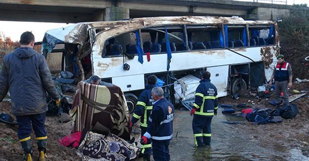 Bus carrying migrants in Aegean crashes, six killed