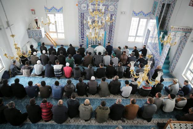 Turkish civil servants’ time off for Friday prayers now official, legist takes decision to high court