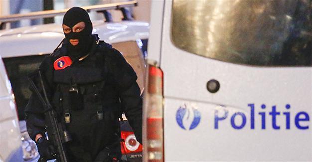 Belgian police find Paris fugitives fingerprint, belts in flat