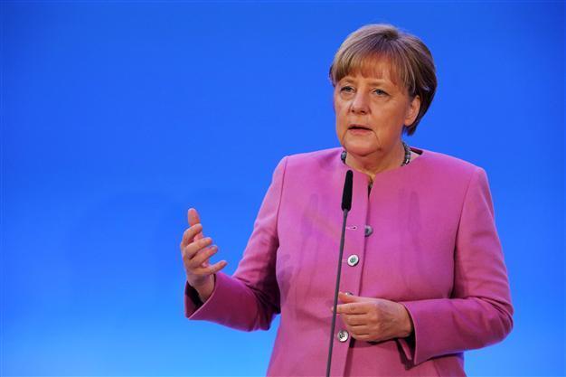 Merkel backs expelling refugees with suspended sentences, too