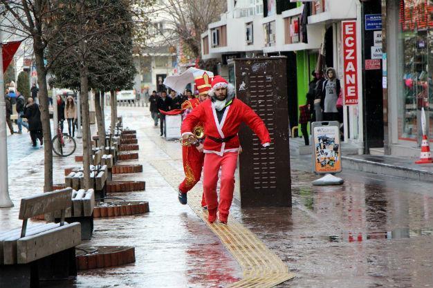 Santa converts to Islam in anti-New Year’s celebration skit