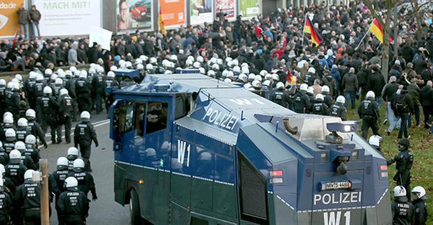 Several migrants attacked by mob in Cologne: German police