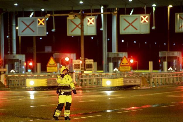 Sweden imposes ID checks at Danish border to stem migrant flow