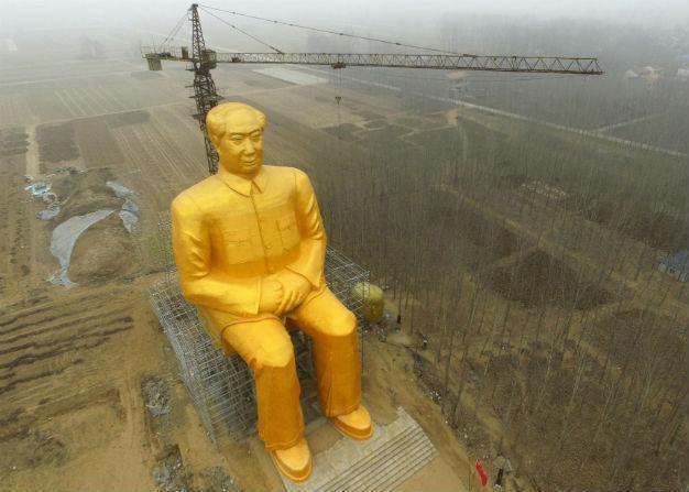 Giant statue for Chinas Chairman Mao