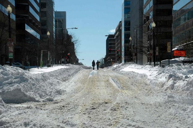 US blizzard kills 25, Washington struggles to rebound