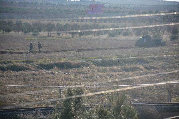ISIL militants open fire on Turkish soldiers near Syrian border