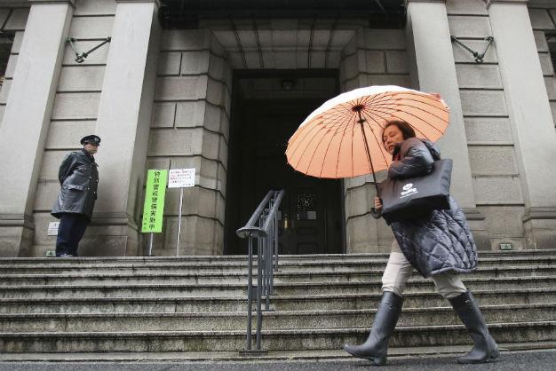 Japan introduces negative interest rate to boost economy