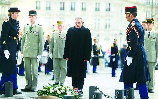 Cuba’s Castro in France for historic visit