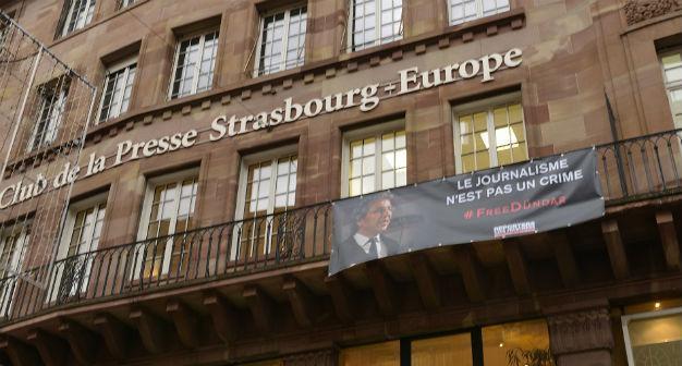 Press organization hangs banner for arrested Turkish journalist in Strasbourg
