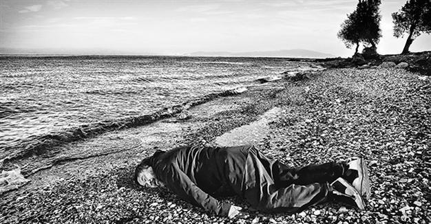 Weiwei imitates photo of Syrian toddler on Turkish beach