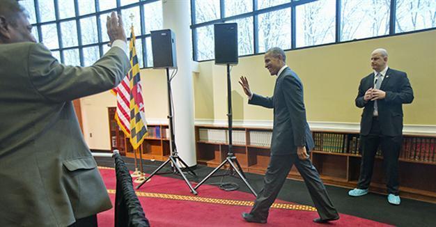 Obama decries anti-Muslim rhetoric on first mosque visit