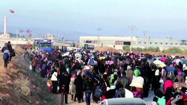 Thousands of Syrians amass on Turkish border