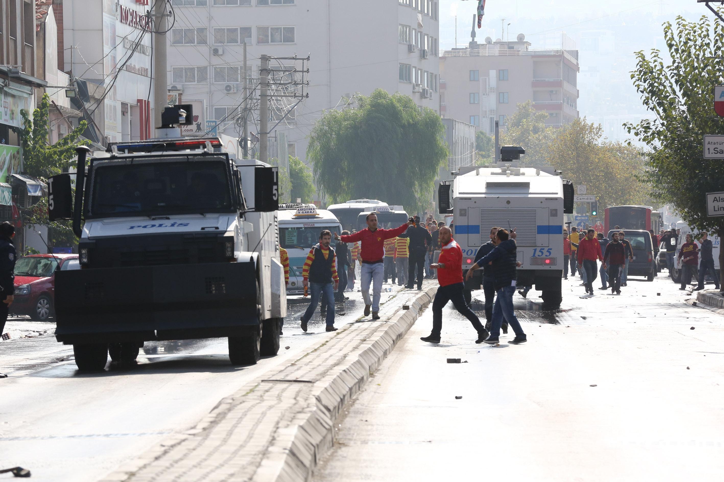 Izmir’s football enemies vow to bury the hatchet, but supporters barely behave themselves