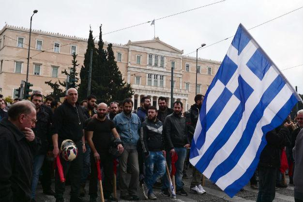 Greece, lenders should conclude first bailout review the soonest-govt