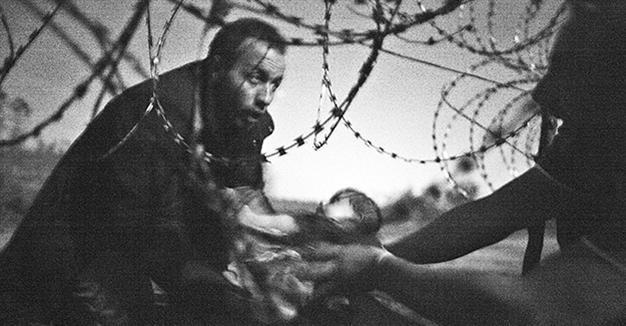 Image of baby at barbed wire fence wins World Press Photo award