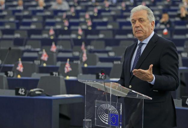 Wary on Turkey, EU prepares for refugee crisis in Greece