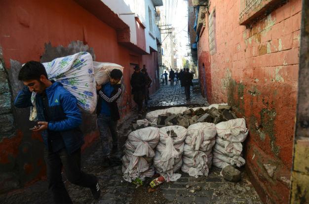 Locals flee Diyarbakır’s Sur during break in curfew