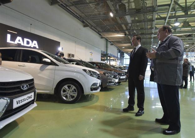 Russia’s major car manufacturer switches to shortened work week amid sales plunge